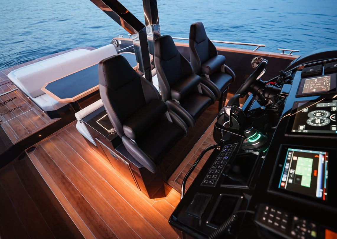 Helm seats and aft wet bar of the Forza 37