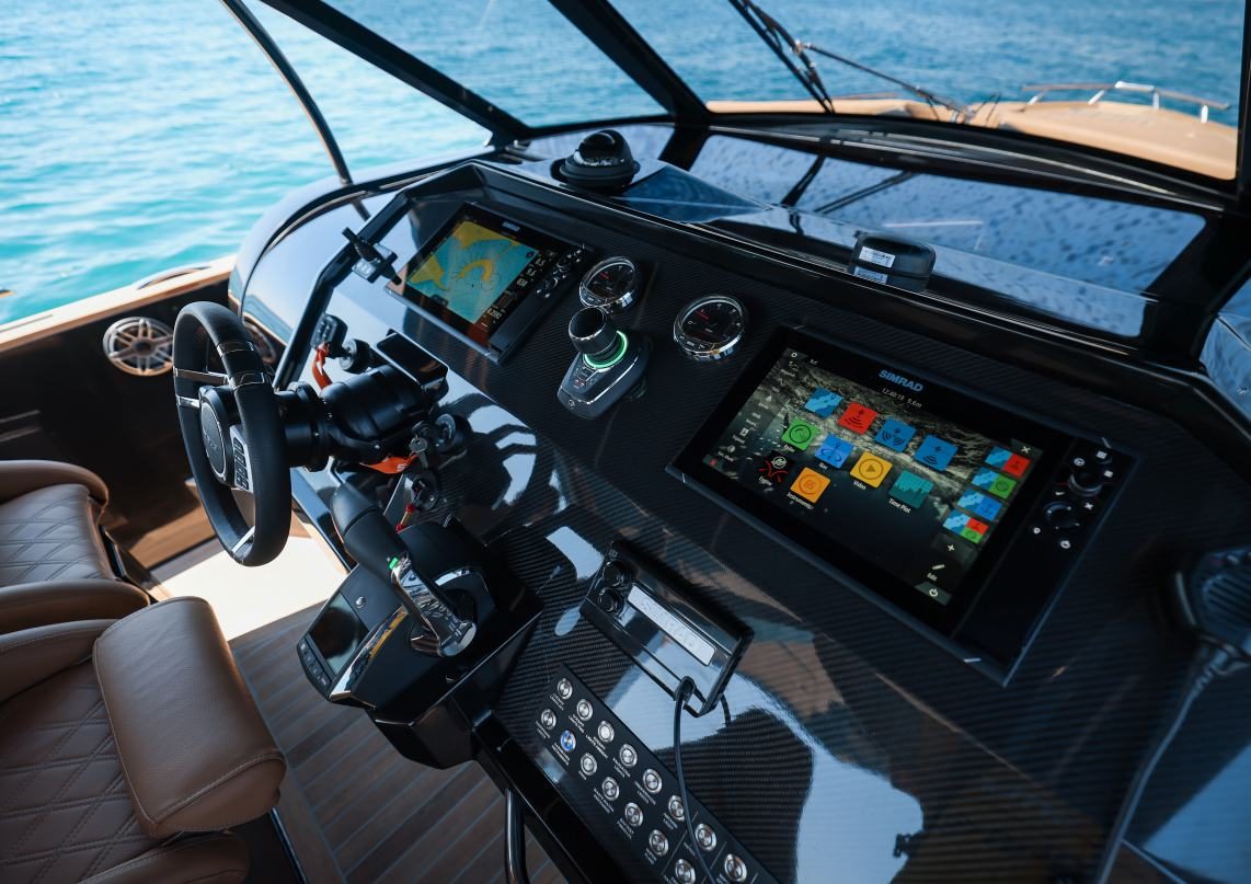 Carbon-fibre helm station with twin multifunction displays