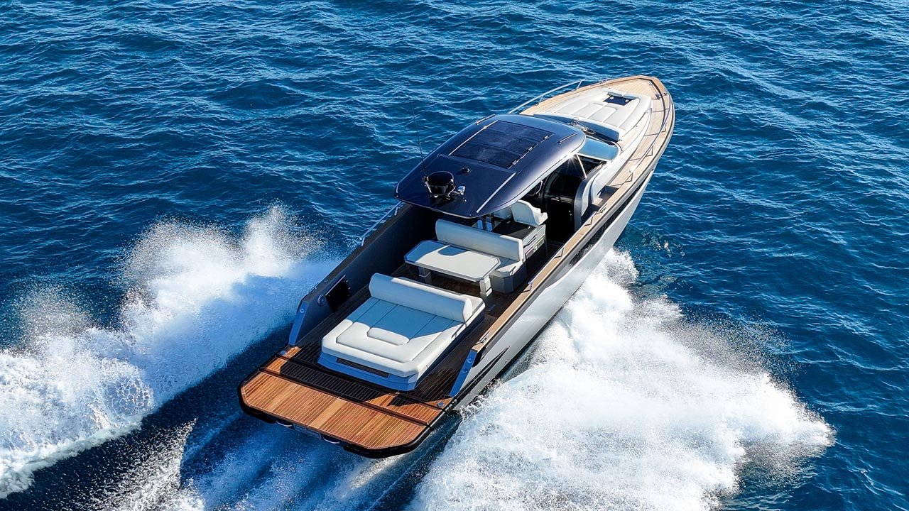 Focus Forza 37 running at speed, viewed from above astern