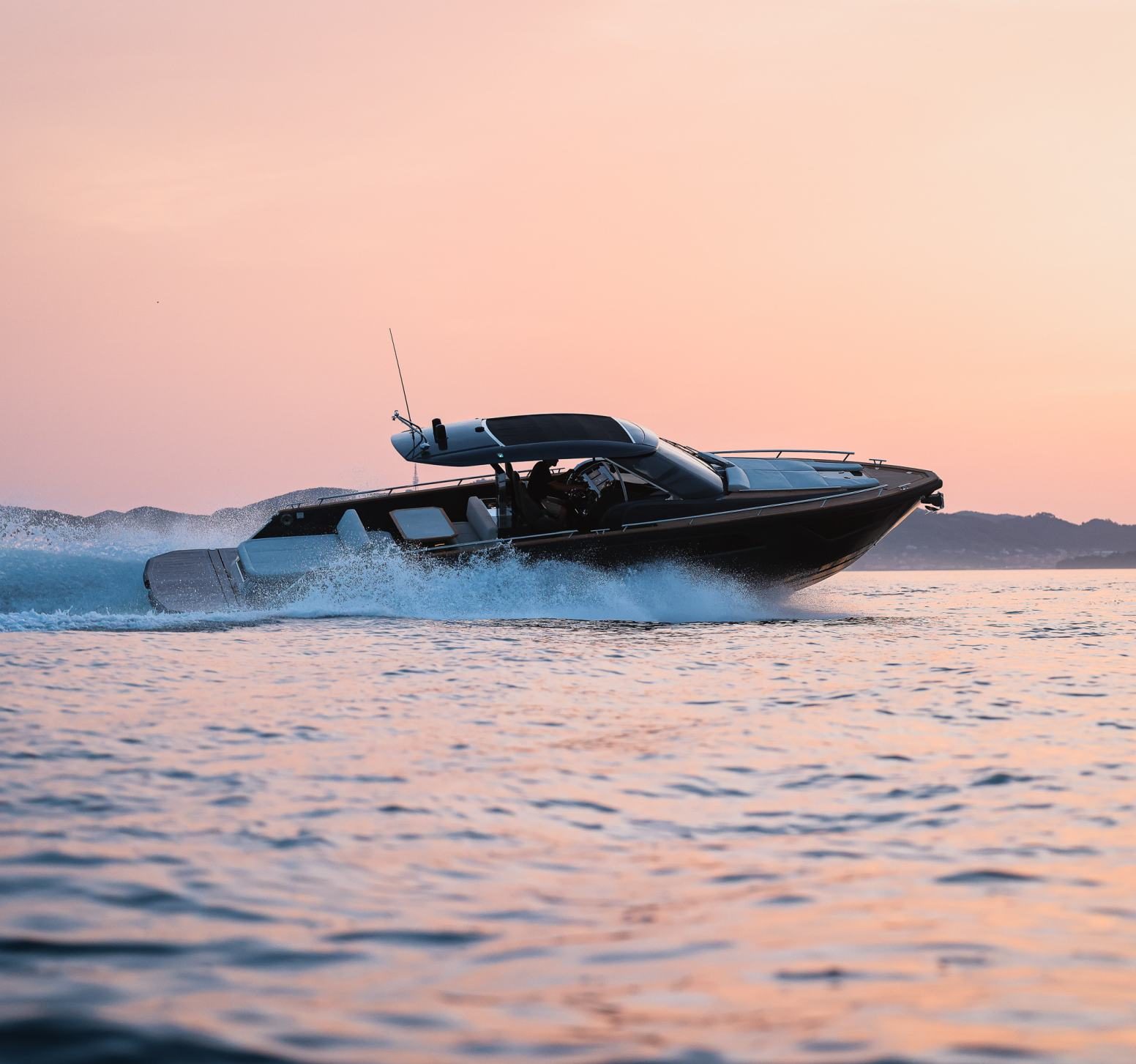 Focus Forza 37 running at speed at sunset